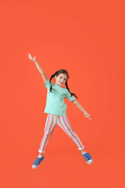 Springen Kleines Mädchen Auf Farbigem Hintergrund — Stockfoto