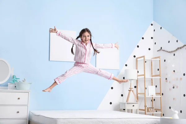 Αστείο Κοριτσάκι Που Πηδάει Στο Κρεβάτι — Φωτογραφία Αρχείου