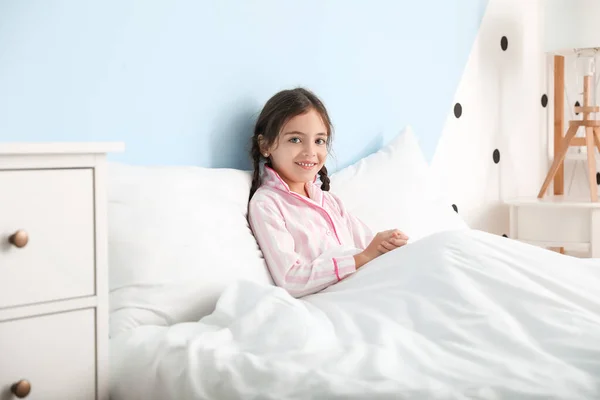 Yatakta Tatlı Küçük Bir Kızın Sabahı — Stok fotoğraf