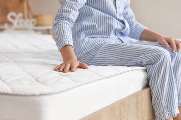 Ochtend Van Kleine Jongen Zitten Bed Met Comfortabele Matras — Stockfoto