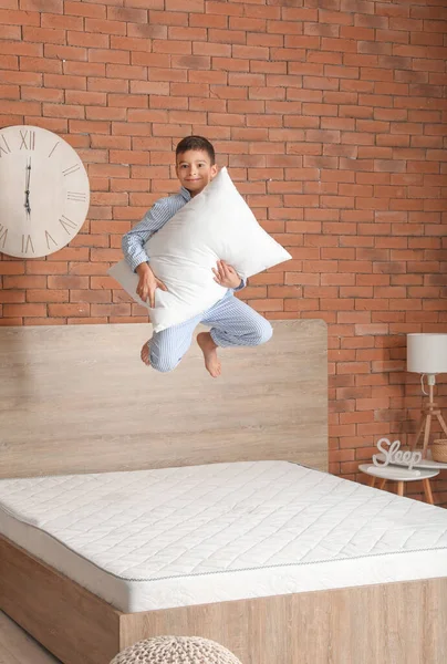 Lustiger Kleiner Junge Springt Auf Bett — Stockfoto