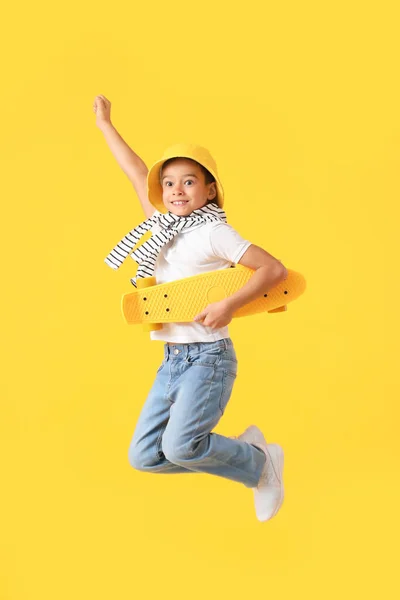 Petit Garçon Sautant Avec Planche Roulettes Sur Fond Couleur — Photo