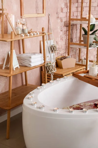 Interior Baño Moderno Con Velas Encendidas — Foto de Stock