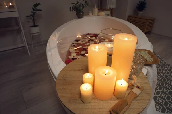 Baño Con Pétalos Rosa Velas Encendidas Preparadas Para Relajarse — Foto de Stock