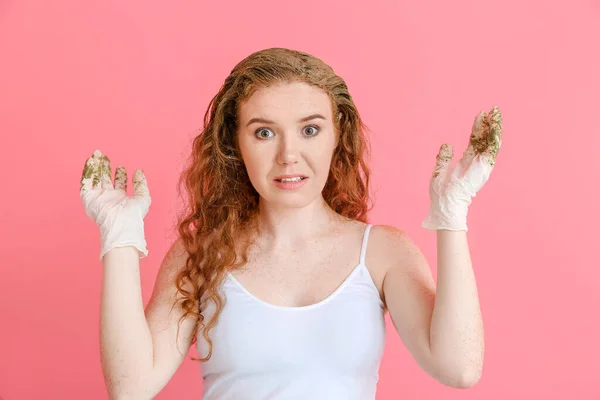 Shocked Young Woman Using Henna Hair Dye Color Background — Stock Photo, Image