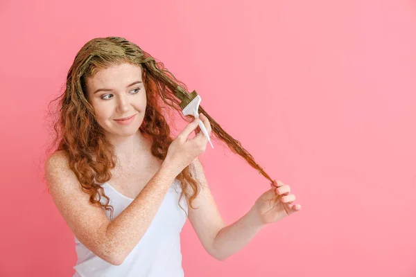 Mujer Joven Usando Tinte Pelo Henna Sobre Fondo Color — Foto de Stock
