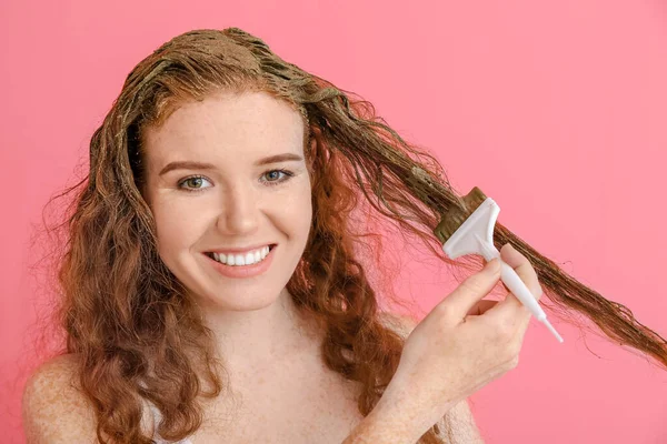 Jonge Vrouw Met Behulp Van Henna Haarverf Kleur Achtergrond — Stockfoto
