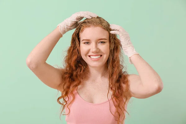 Jovem Mulher Usando Tintura Cabelo Henna Fundo Cor — Fotografia de Stock