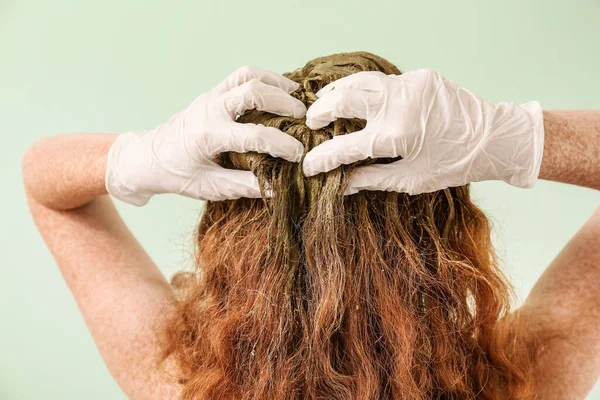 Jovem Mulher Usando Tintura Cabelo Henna Fundo Cor — Fotografia de Stock