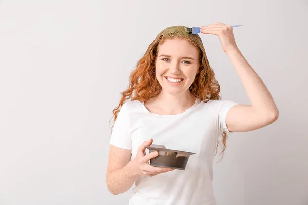 Jonge Vrouw Met Henna Haarverf Lichte Achtergrond — Stockfoto