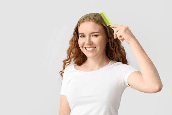 Jonge Vrouw Met Henna Haarverf Lichte Achtergrond — Stockfoto
