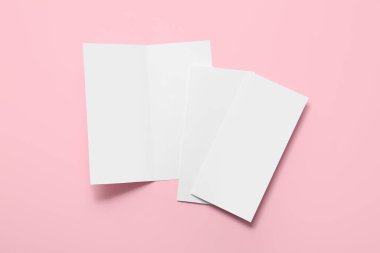 Renk arkaplanı üzerine boş broşürler