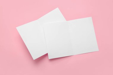 Renk arkaplanı üzerine boş broşürler