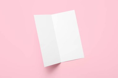 Renk arkaplanı üzerine boş broşür