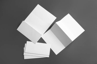 Koyu arkaplan üzerine boş broşürler