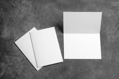 Koyu arkaplan üzerine boş broşürler