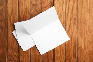 Ahşap arka planda boş broşürler