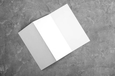 Gri arkaplan üzerine boş broşür