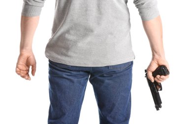 Beyaz arka planda silahlı bir adam.