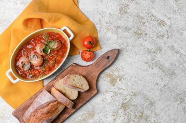 Hafif arka planda lezzetli salyangozlu fırın yemeği.