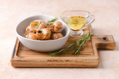 Renkli arkaplanda lezzetli salyangozlu kase