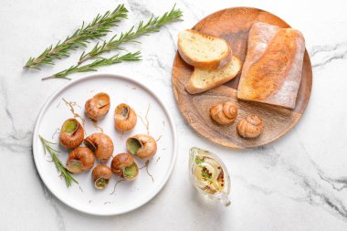 Hafif arka planda lezzetli salyangozlu tabak