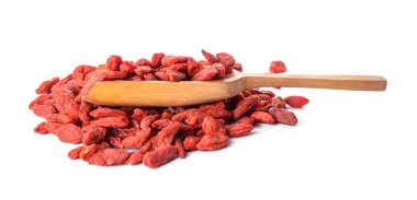 Beyaz arka planda kurutulmuş kurt üzümü kepçesi.