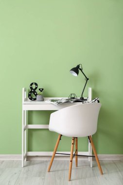 Renk duvarının yanında rahat bir iş yeri