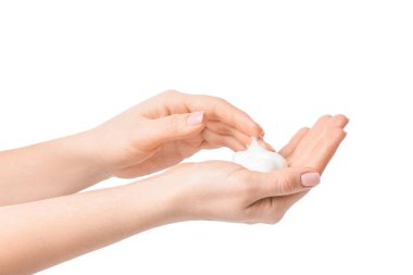 Beyaz arka planda köpüklü kadın elleri