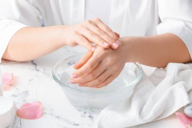 Güzellik salonunda kaplıca tedavisi gören genç bir kadın.