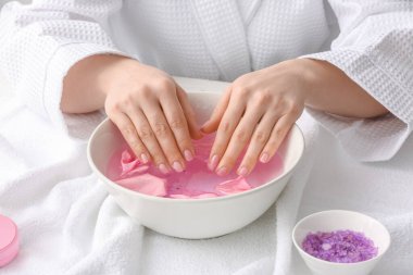 Güzellik salonunda kaplıca tedavisi gören genç bir kadın.