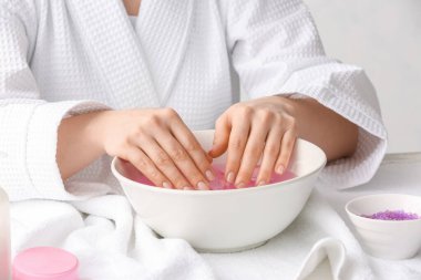 Güzellik salonunda kaplıca tedavisi gören genç bir kadın.