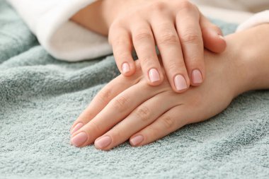 Havlu üzerindeki güzel kadın elleri, yakın plan.