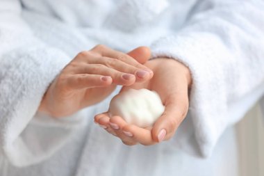 Köpüklü kadın elleri, yakın plan.