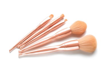 Beyaz arkaplanda şık makyaj fırçaları