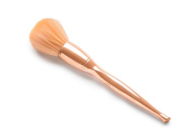 Beyaz arkaplanda şık makyaj fırçası