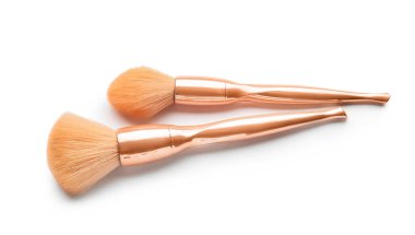 Beyaz arkaplanda şık makyaj fırçaları