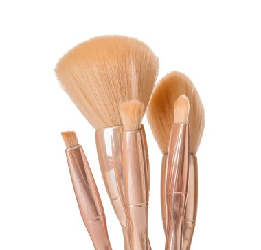 Beyaz arkaplanda şık makyaj fırçaları