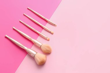 Renkli arkaplanda şık makyaj fırçaları