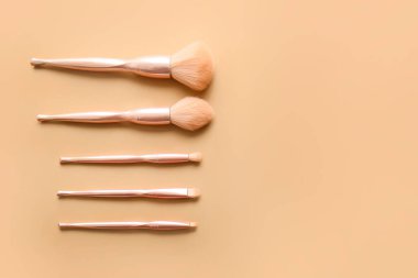 Renkli arkaplanda şık makyaj fırçaları