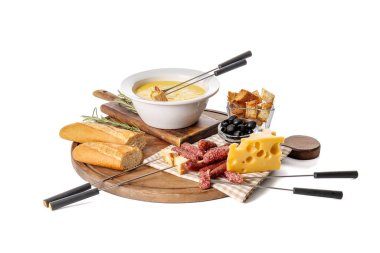 Peynir fondü ve beyaz arka planda farklı atıştırmalıklar.