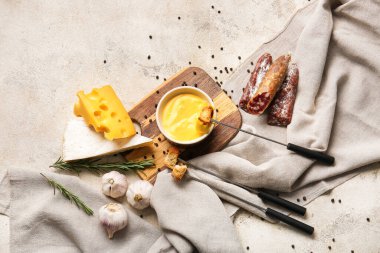 Peynir fondü ve hafif arka planda farklı atıştırmalıklar.