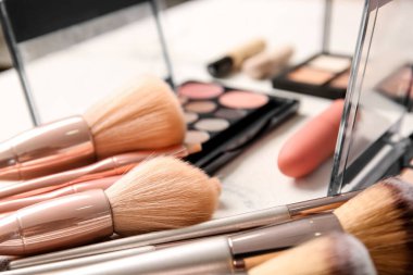 Makyaj fırçaları ve kozmetik ürünleri, yakın çekim