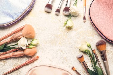 Makyaj fırçaları ve çantalar açık arkaplanda