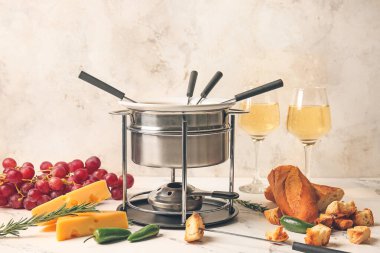 Peynir fondü ve hafif arka planda farklı atıştırmalıklar.