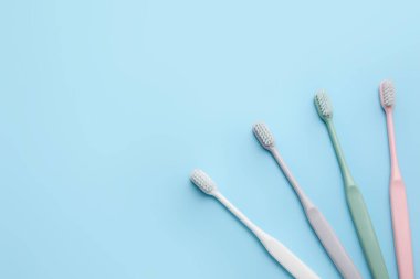 Renkli arkaplanda diş fırçaları