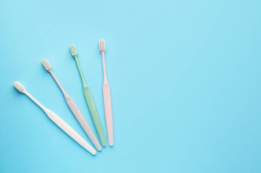 Renkli arkaplanda diş fırçaları