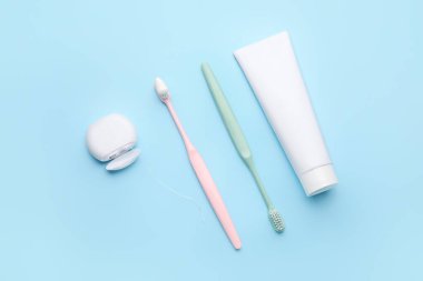 Renk arkaplanında diş fırçası ve macun ile diş ipi