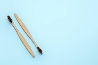 Renkli arkaplanda diş fırçaları