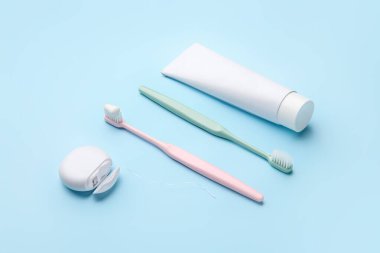 Renk arkaplanında diş fırçası ve macun ile diş ipi